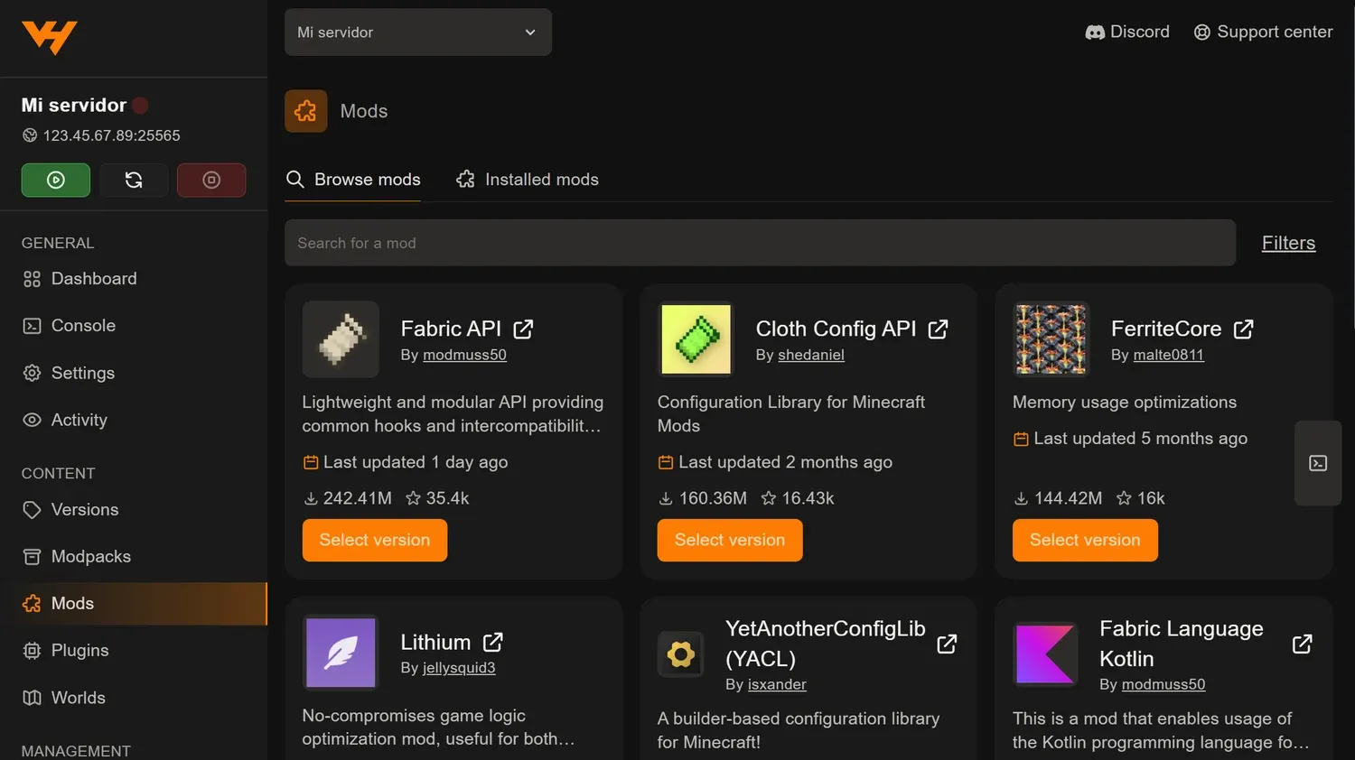 Pestaña Mods del panel con el buscador, el enlace Filters a la derecha y las tarjetas de los mods con su botón Select version
