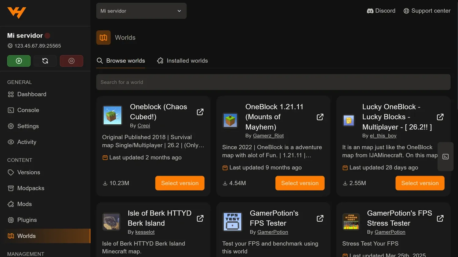 Pestaña Worlds del panel con el buscador y las tarjetas de los mapas disponibles, cada una con su botón Select version